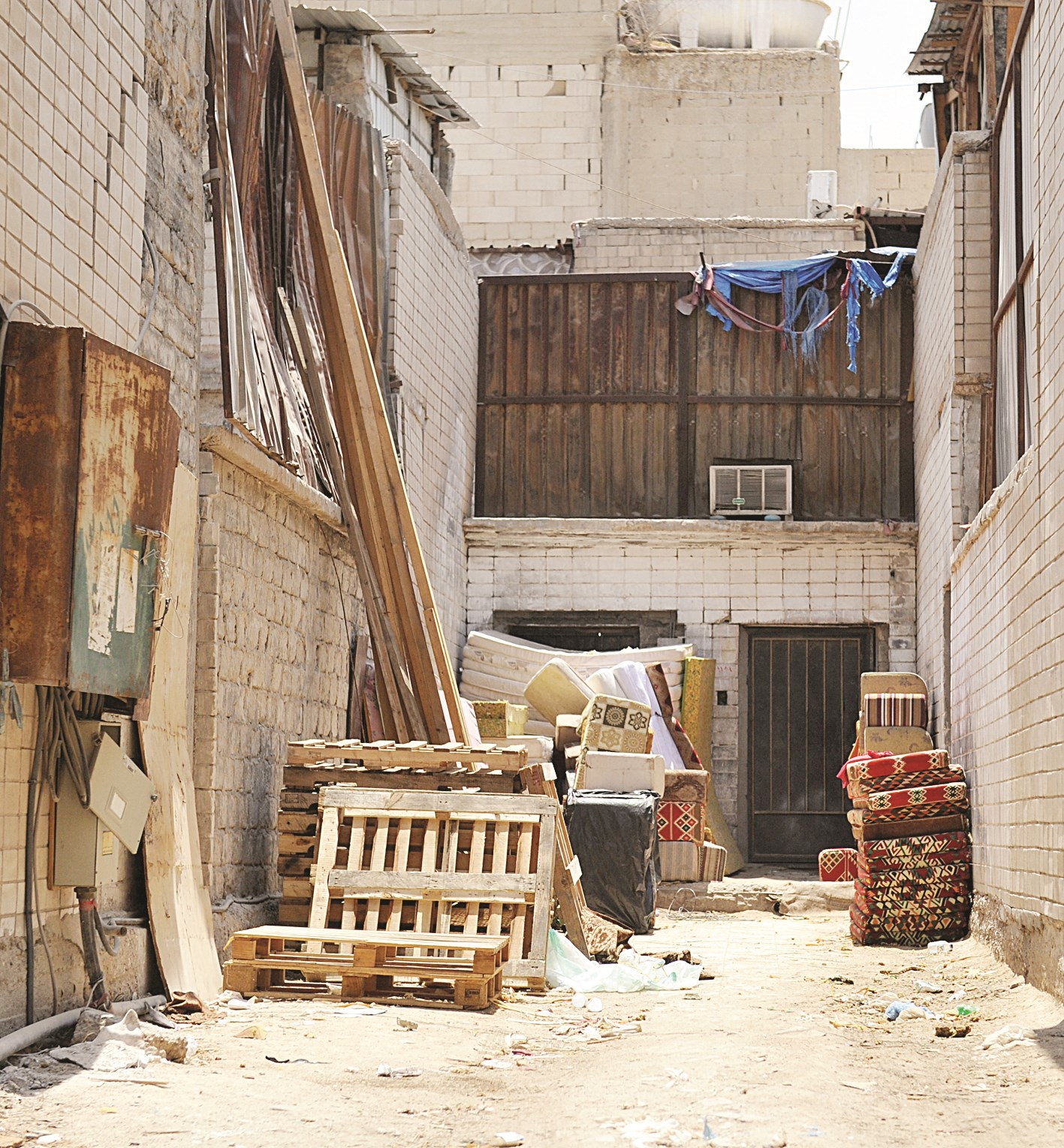 البيوت الخاصة تتحول مع العزاب إلى سكراب