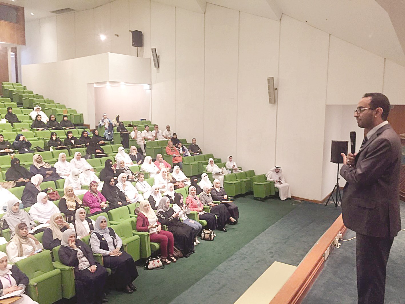 u0627u0644u0633u0646u0627u0646 u0645u062au062du062fu062bu0627u064b u0641u064a u0627u0644u0648u0631u0634u0629