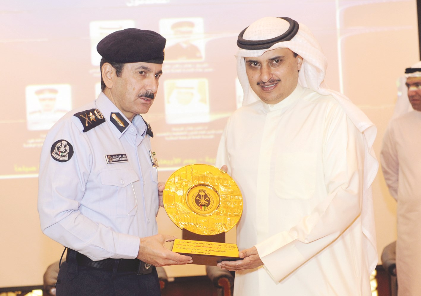 المكراد يكرم المنفوحي