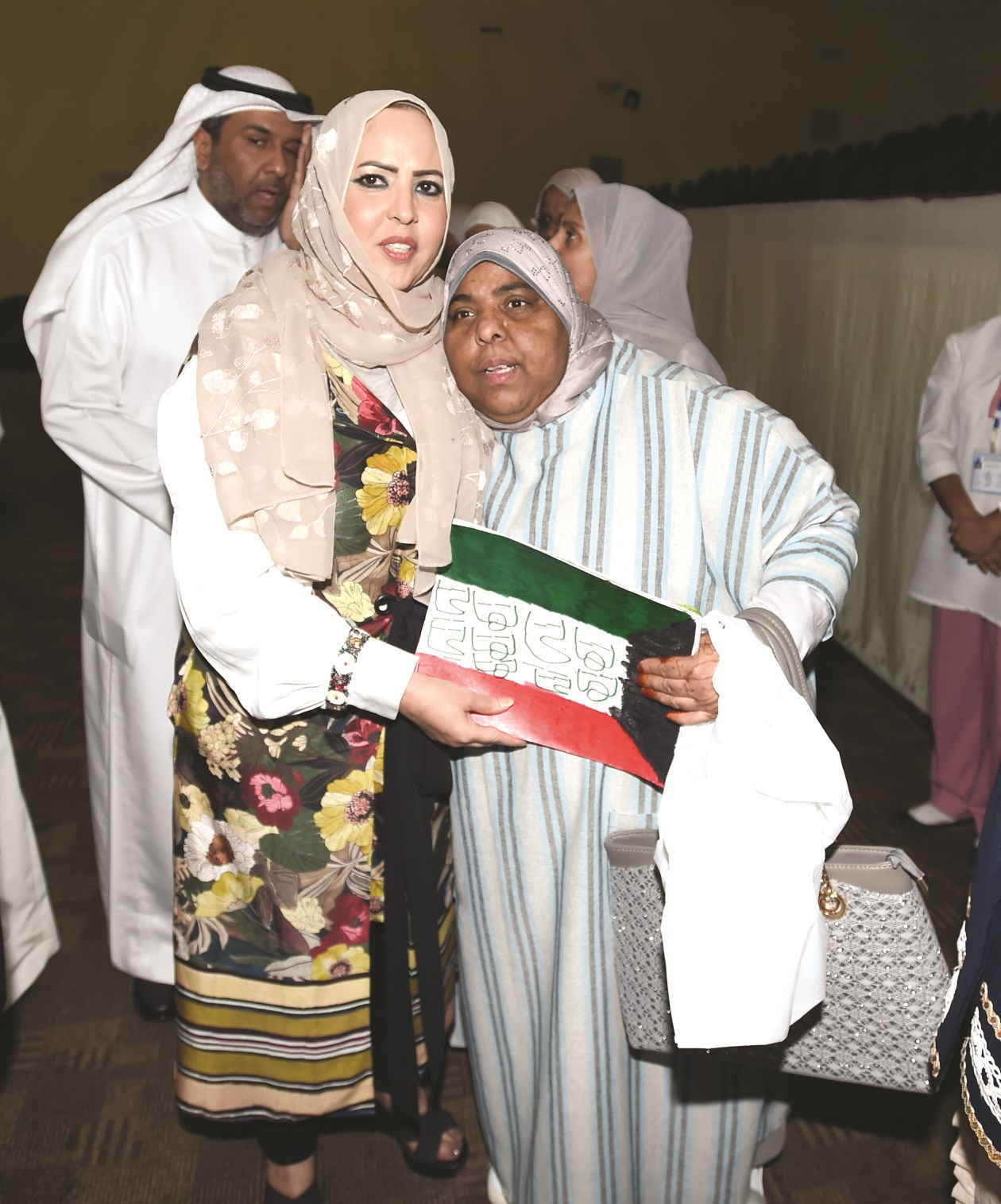 العدواني تسلم إحدى النزيلات عيديتها (تصوير أسعد عبدالله)