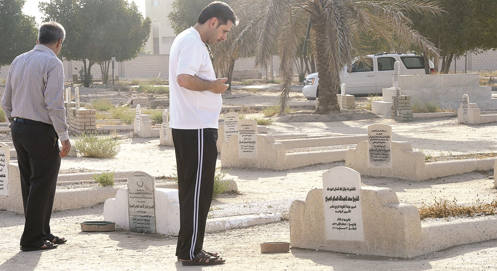 تلاوة الفاتحة أمام قبري المغفور لهما الشيخ جابر الأحمد والشيخ سعدالعبدالله (تصوير أسعد عبدالله)