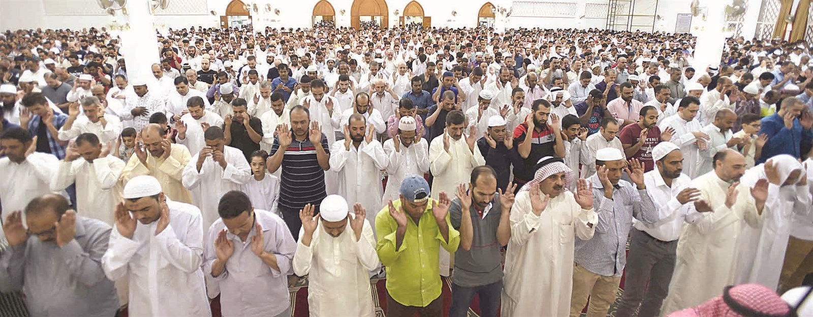 جموع المصلين في الجهراء                     (تصوير نايف العقلة)