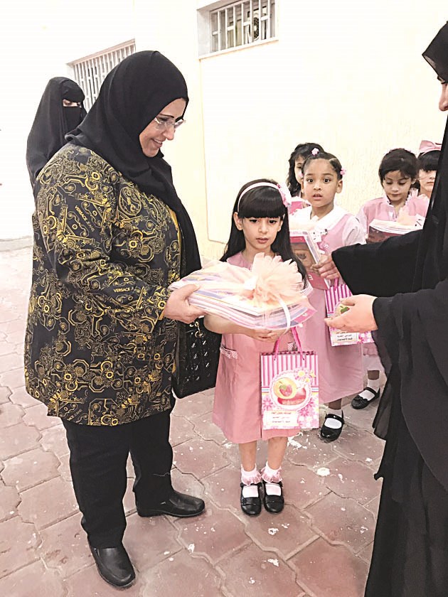 الخالدي تطمئن على تسلم الطالبات للكتب