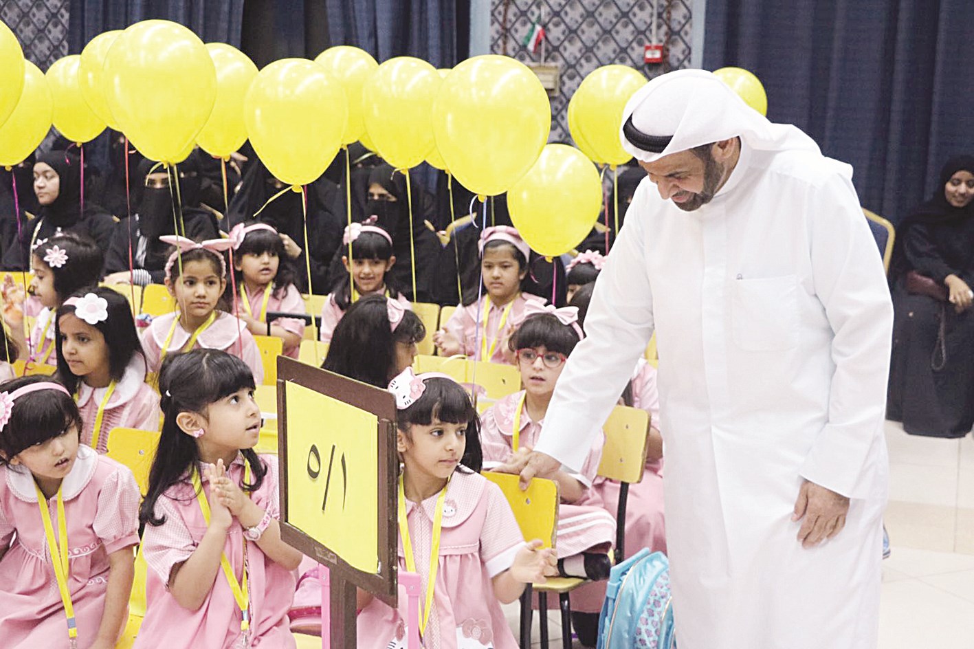 العومي يطمئن على عدد من طالبات الصف الأول