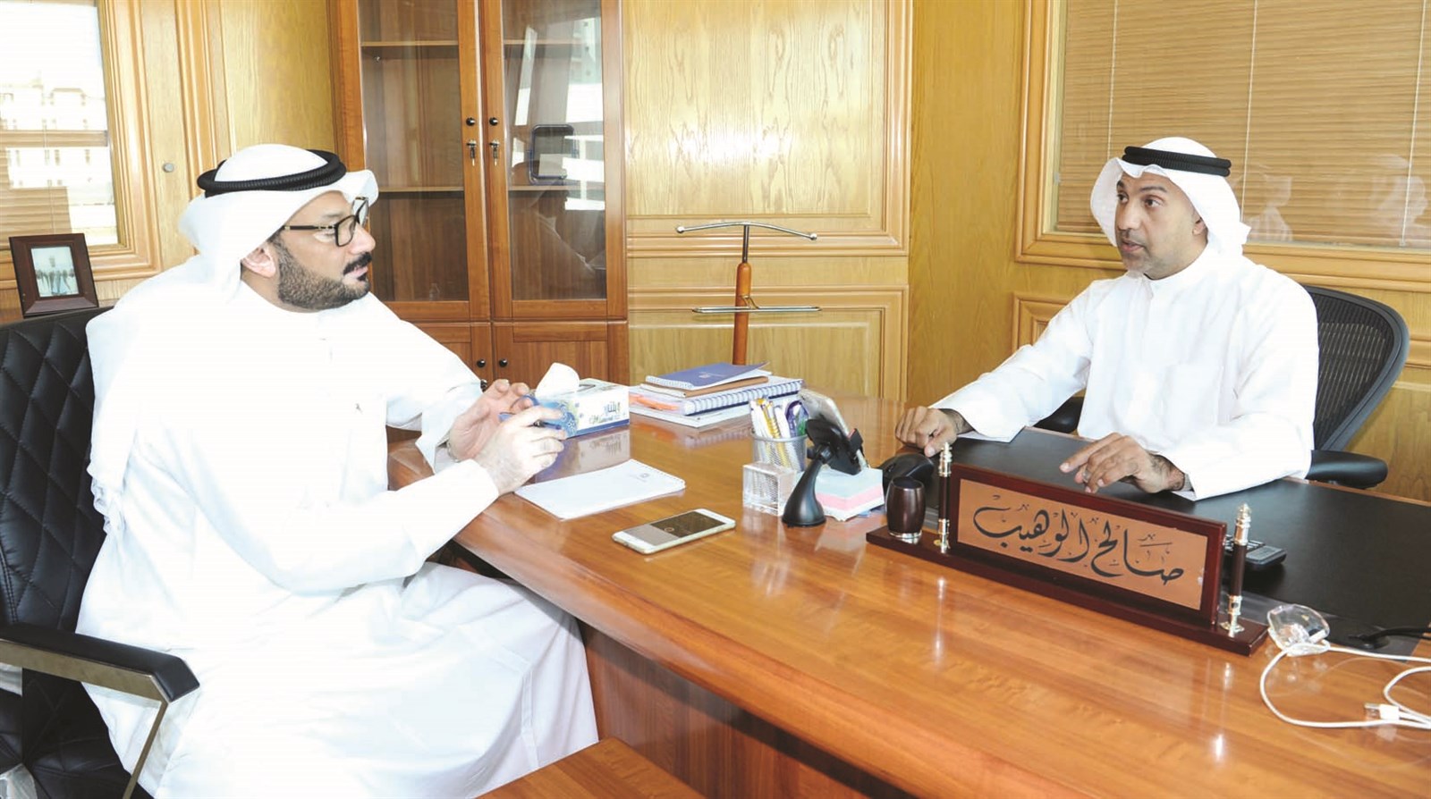 الوهيب متحدثا للزميل ناصر الفرحان  (تصوير طارق عزالدين)