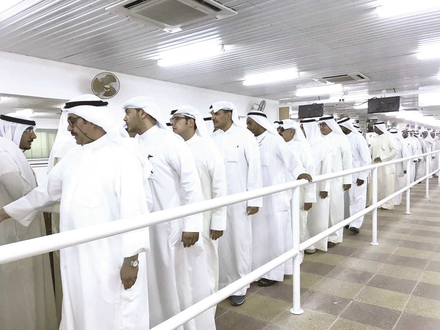 عدد كبير من المعزين في المقبرة