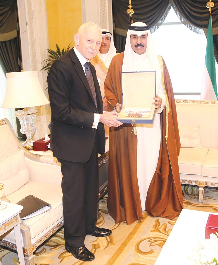 سموه متسلماً نسخة من كتاب المنظمة الدولية للهجرة