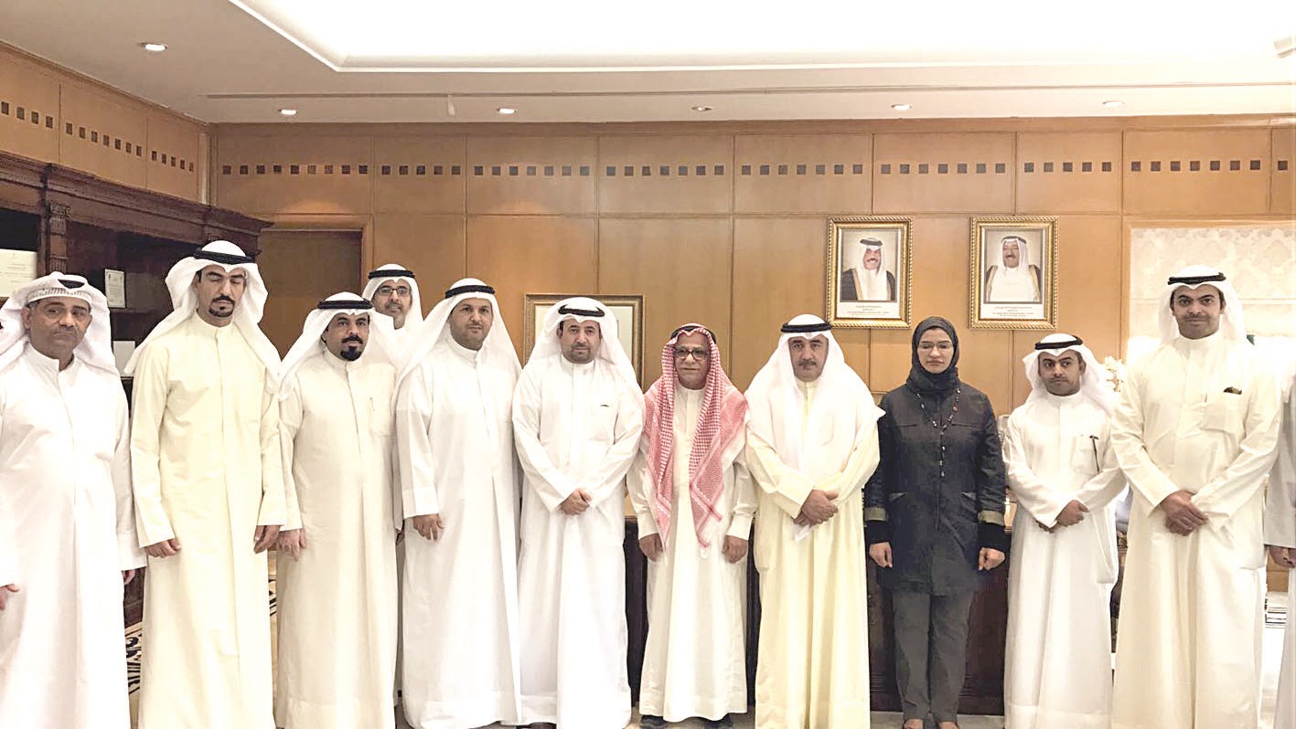 u0627u0644u062du0633u0627u0648u064a u0648u0646u0648u0627u0628u0647 u0645u0639 u0623u0639u0636u0627u0621 u0627u0644u0627u062au062du0627u062f u0627u0644u0643u0648u064au062au064a u0644u0644u0645u0632u0627u0631u0639u064au0646