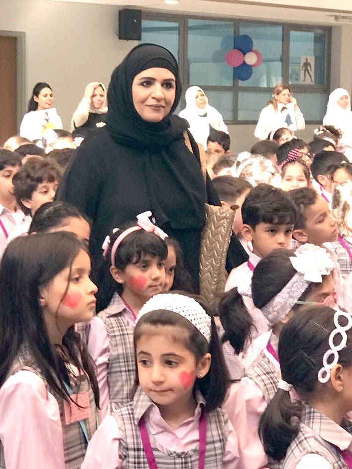 نجاة الرويشد وسط الأطفال خلال جولتها