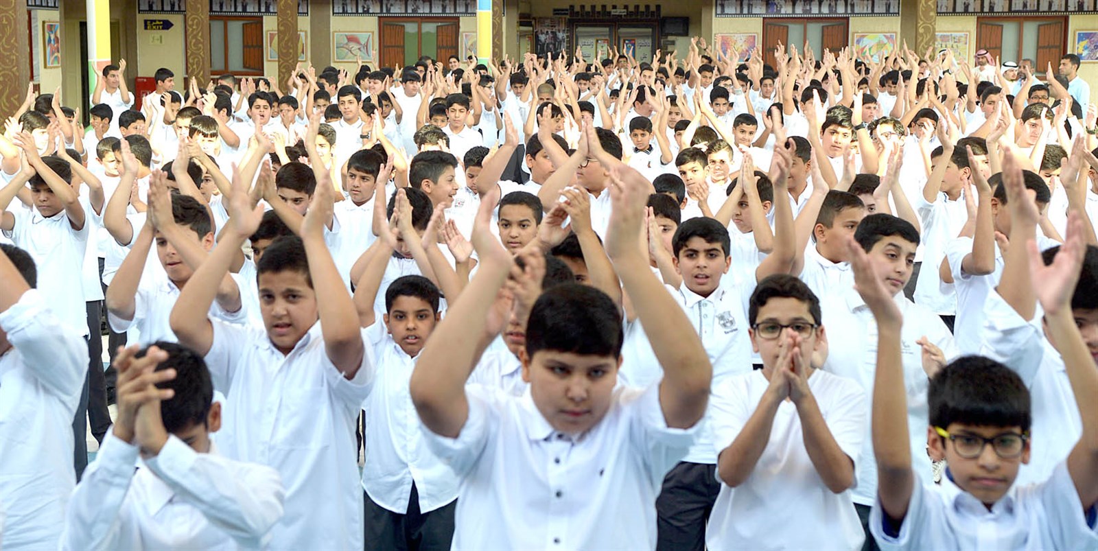 تلاميذ يؤدون الحركات الرياضية