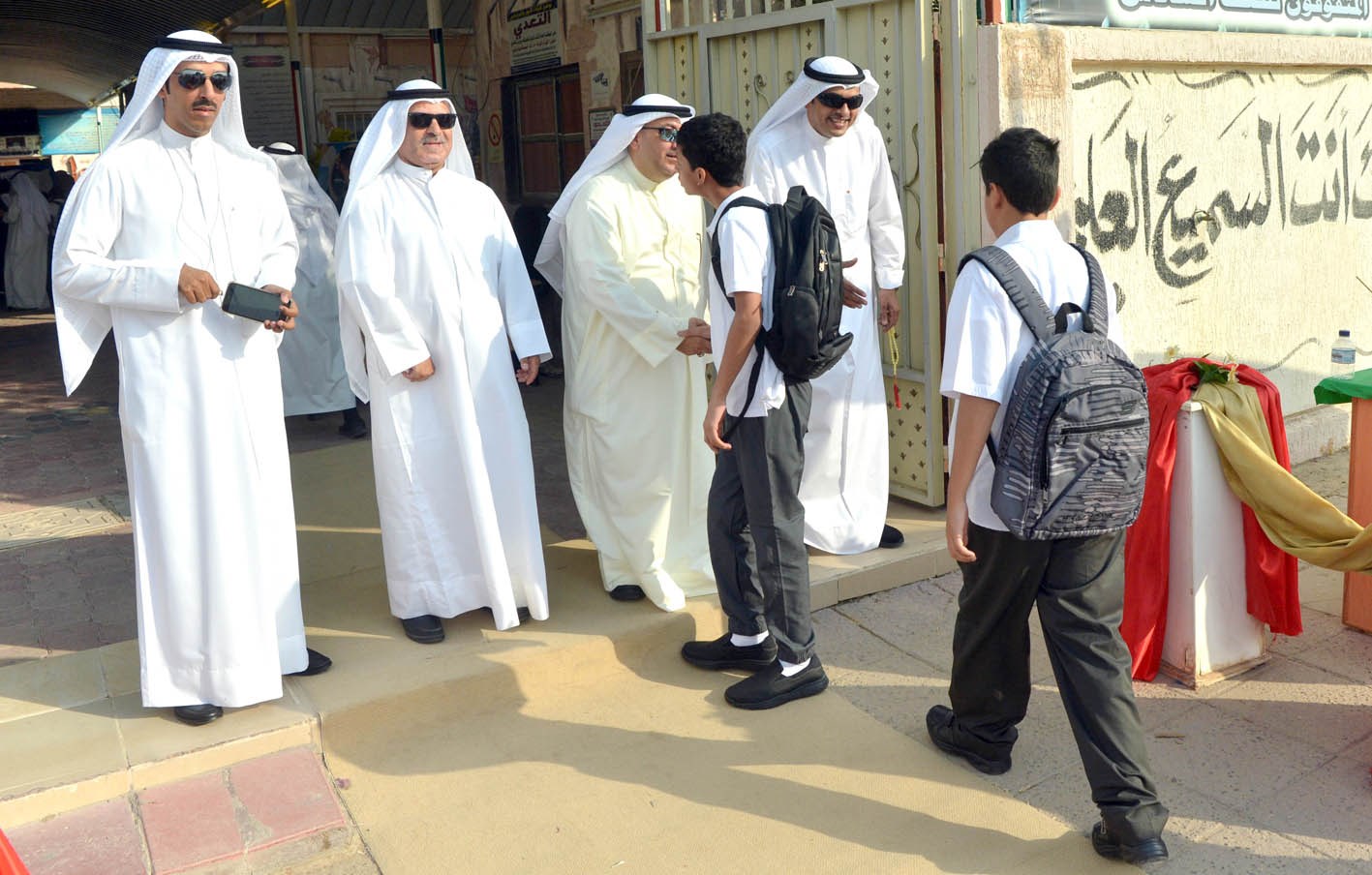 إداريون يرحبون بتلاميذ المتوسطة  (تصوير نايف العقلة)