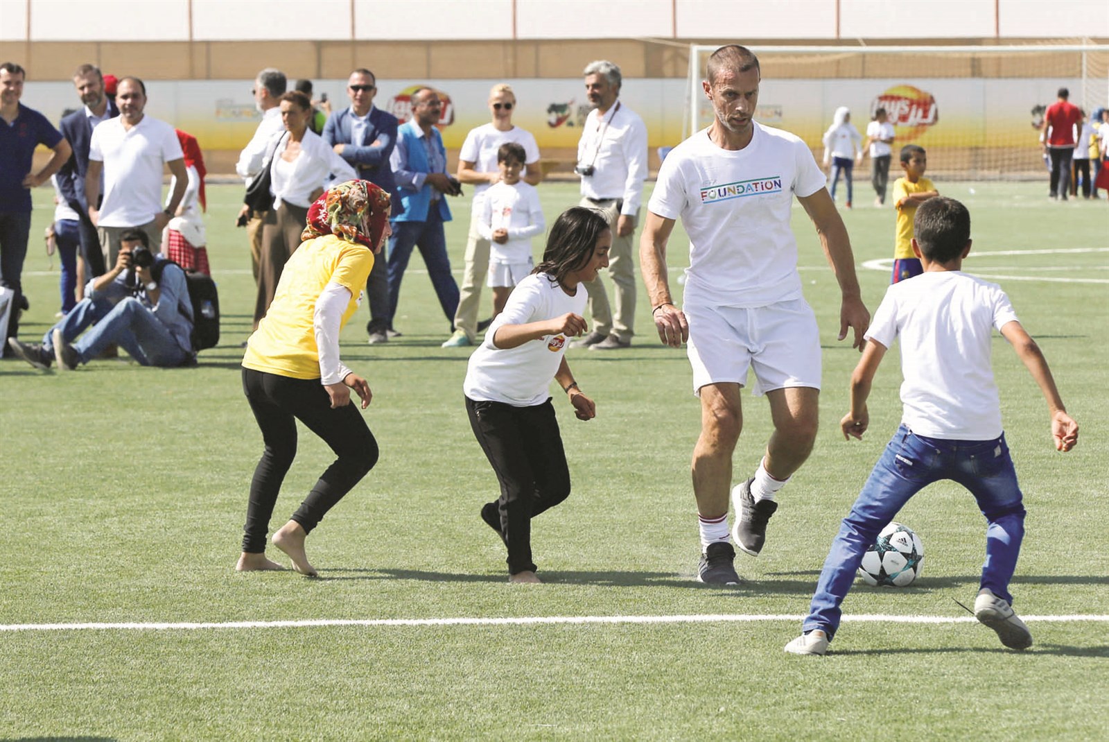 u0631u0626u064au0633 u0627u0644u0627u062au062du0627u062f u0627u0644u0623u0648u0631u0648u0628u064a u0644u0643u0631u0629 u0627u0644u0642u062fu0645 u0623u0644u0643u0633u0646u062fu0631 u0633u064au0641u0631u0646 u064au0644u0639u0628 u0643u0631u0629 u0627u0644u0642u062fu0645 u0645u0639 u0623u0637u0641u0627u0644 u0645u0646 u0627u0644u0644u0627u062cu0626u064au0646 u0627u0644u0633u0648u0631u064au064au0646 u062eu0644u0627u0644 u0627u0641u062au062au0627u062d u0645u0644u0639u0628 u062cu062fu064au062f u0641u064a u0645u062eu064au0645 u0627u0644u0632u0639u062au0631u064a u0628u0627u0644u0623u0631u062fu0646  (u0631u0648u064au062au0631u0632)