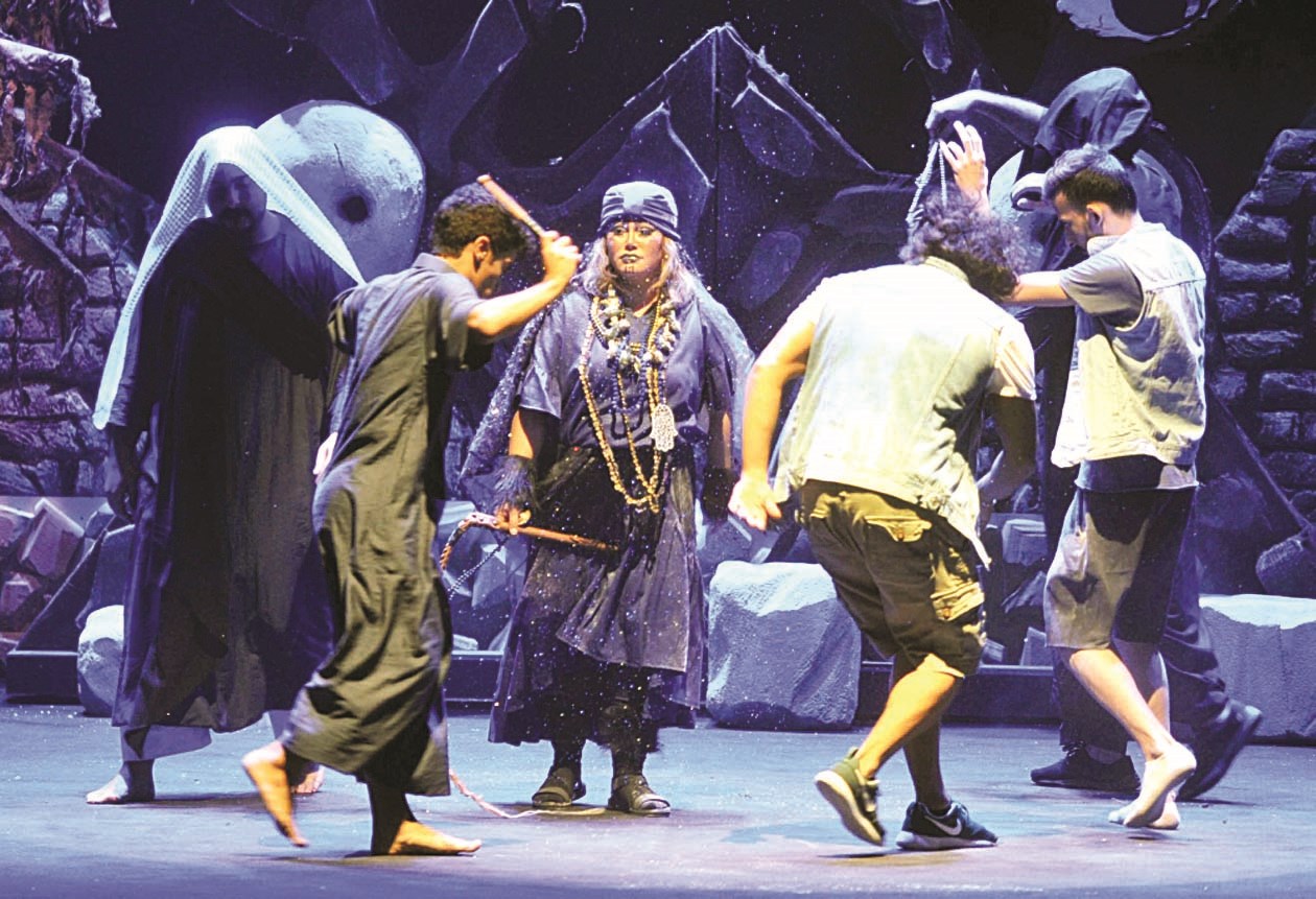 والدة الجن... تقود «طق الزار»