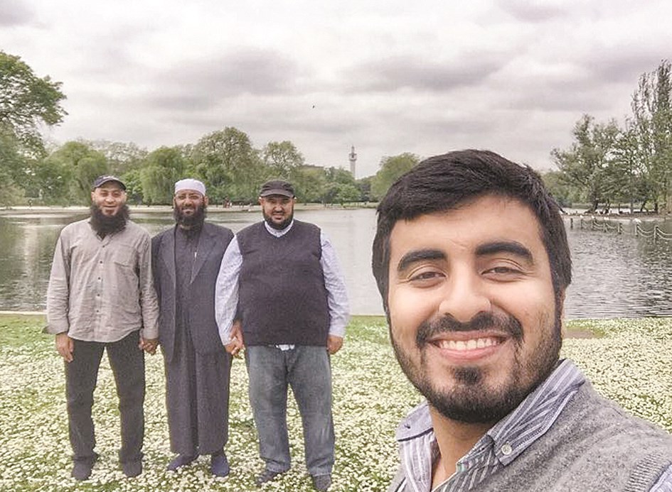 ناصر وسيلفي مع الراحل ووالده محمد العجمي والفرحان في لندن