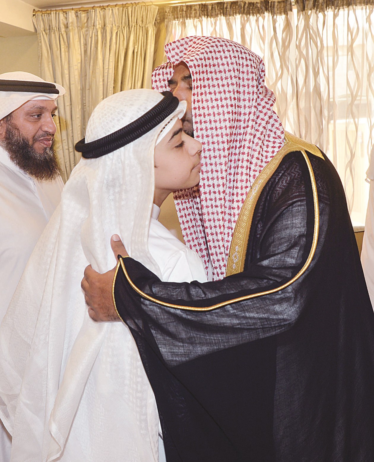 البدير يرسم قبلة على وجه إبراهيم نجل الشهيد وليد العلي