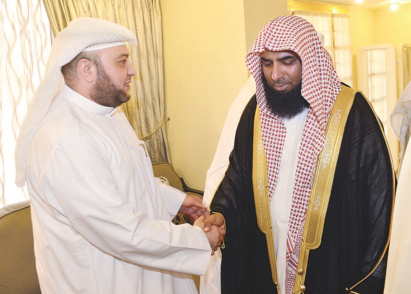 الزميل ماجد العلي يتلقى العزاء من الشيخ البدير