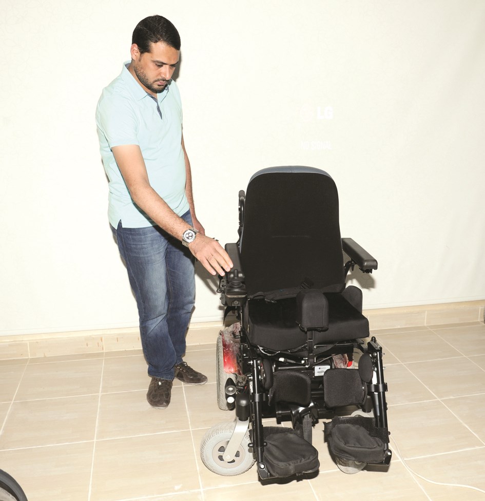 الزميل إبراهيم موسى يعاين أحد الكراسي الكهربائية