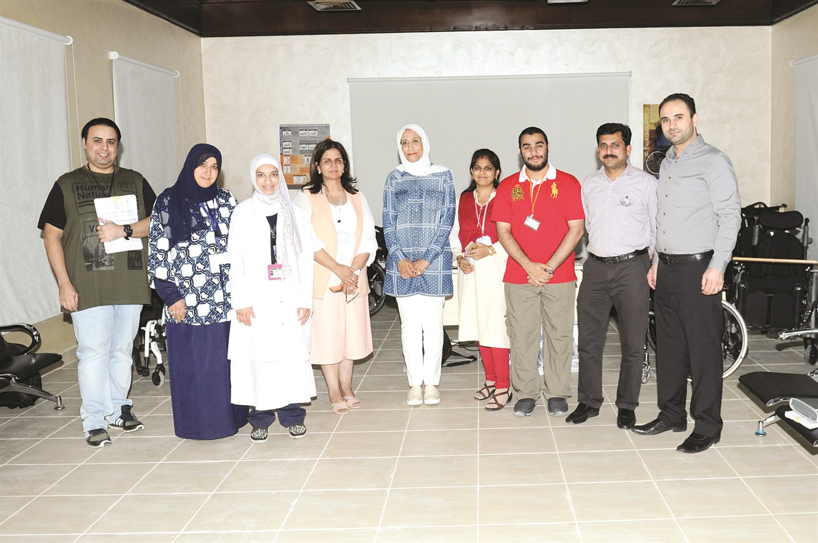 شفيقة العوضي وأمل المغربي تتوسطان أعضاء اللجنتين الطبية والمشتريات