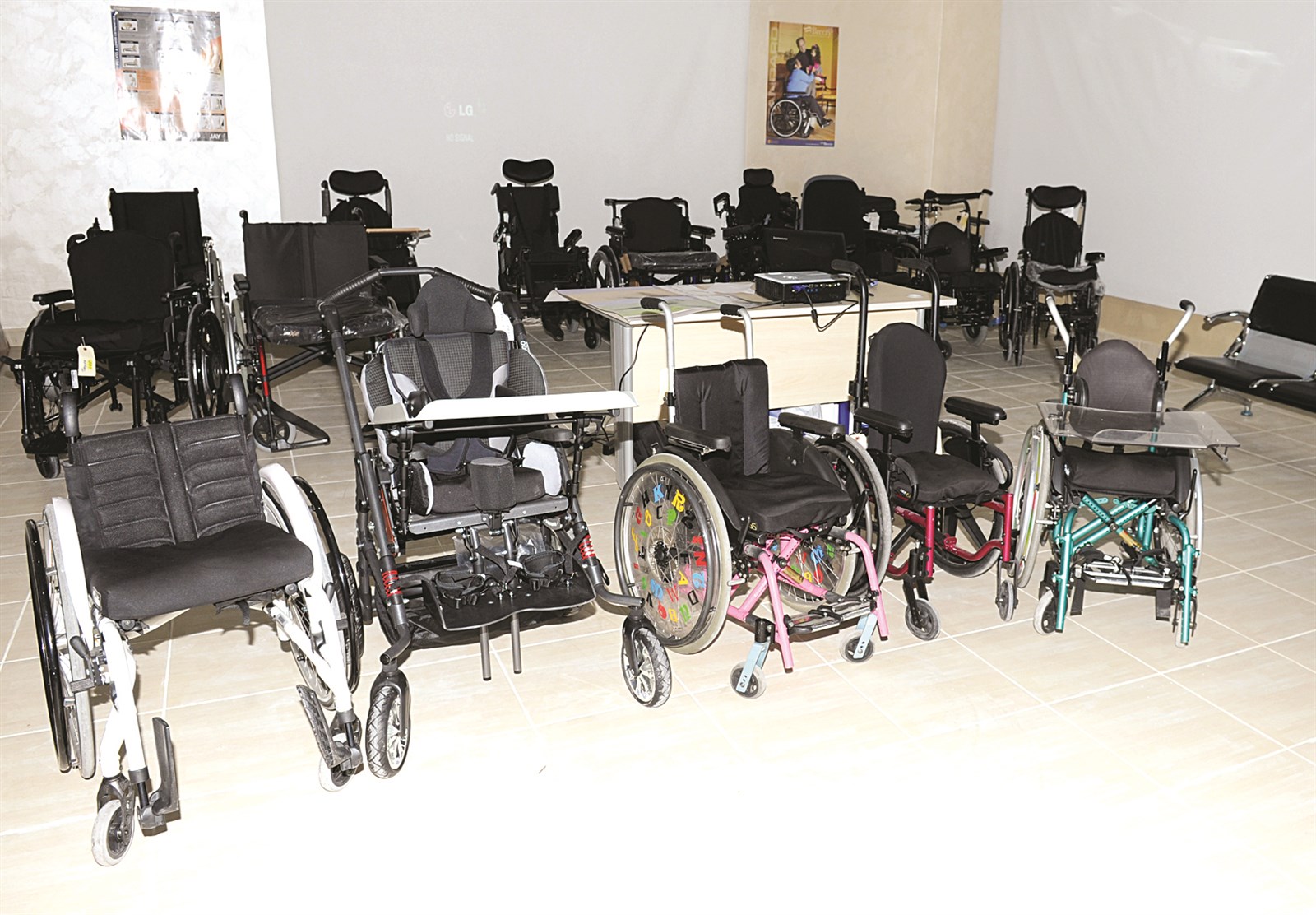 u0643u0631u0627u0633u064a u0645u062au062du0631u0643u0629 u0645u0639u0631u0648u0636u0629 u0639u0644u0649 u0627u0644u0644u062cu0646u0629 (u062au0635u0648u064au0631 u0643u0631u0645 u0630u064au0627u0628)