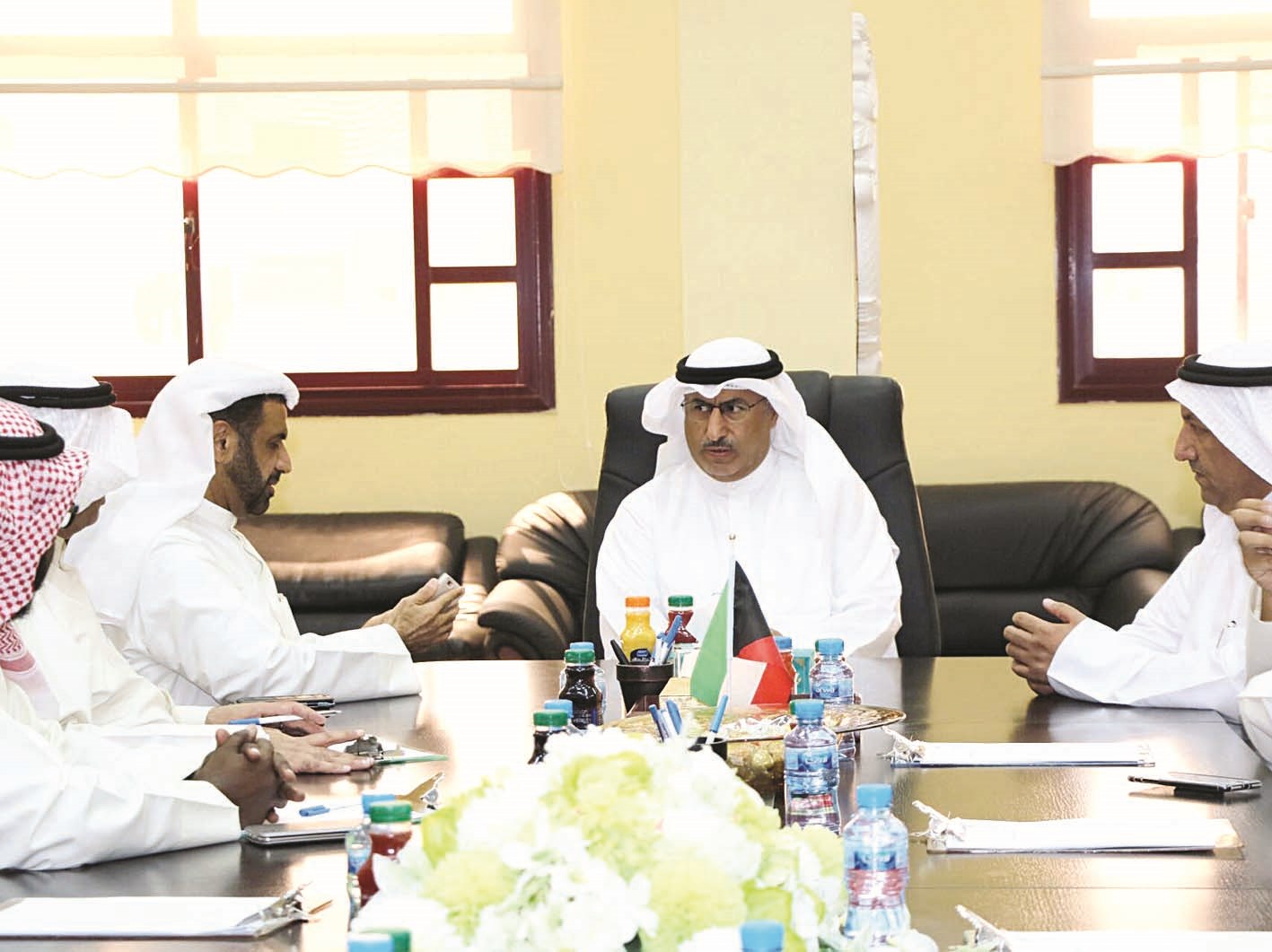 ... ومجتمعاً بقيادات منطقة الأحمدي التعليمية