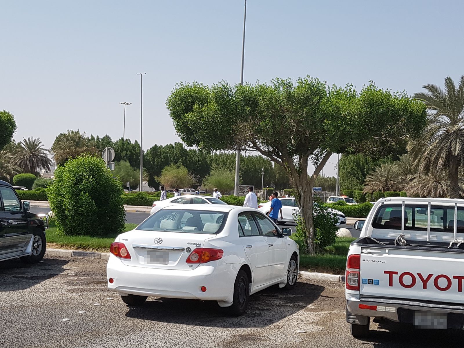 إيقاف السيارات في أماكن بعيدة والانتقال مشيا