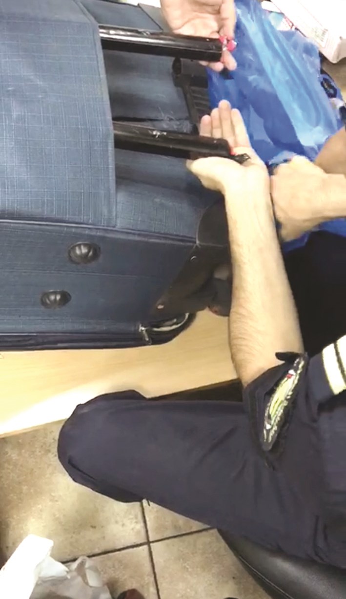 جمركي يستخرج الترامادول