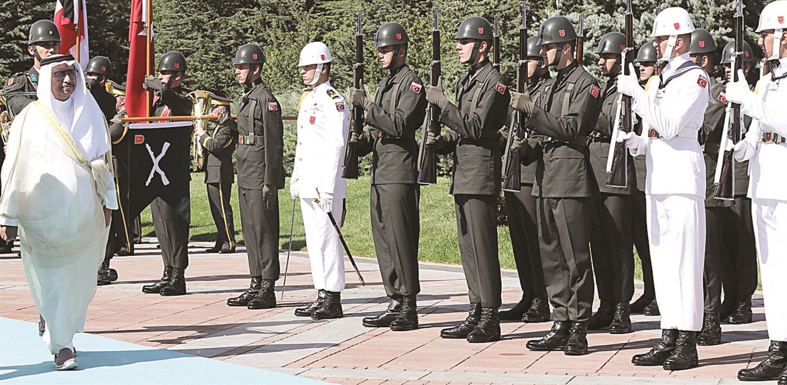 جابر المبارك مستعرضاً حرس الشرف خلال مراسم الاستقبال الرسمية   (أ.ف.ب)