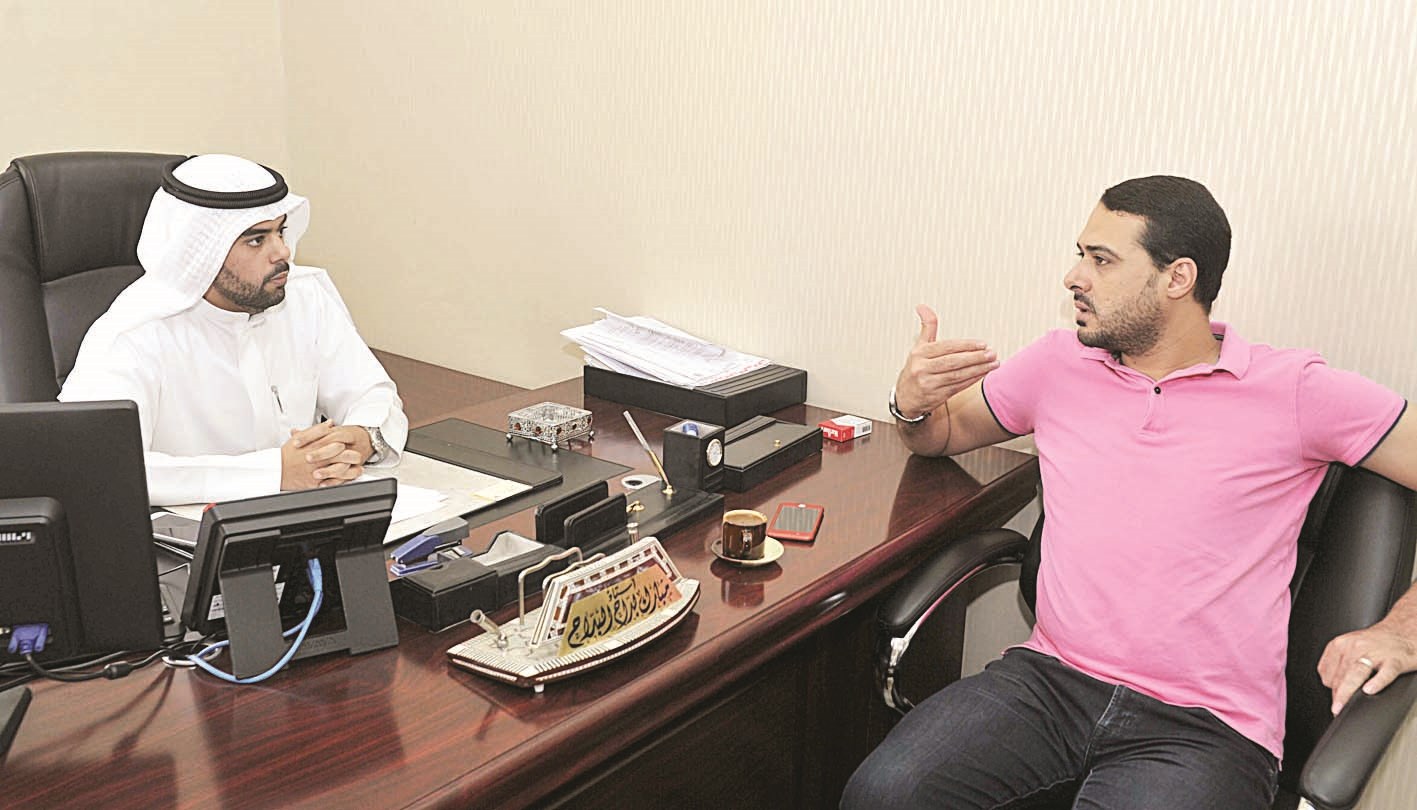 البداح متحدثاً للزميل إبراهيم موسى (تصوير سعد هنداوي)