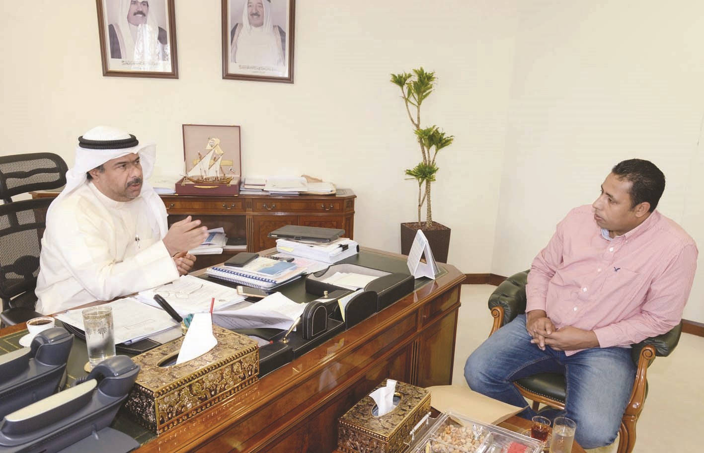 الصانع يتحدث للزميل علي العلاس  (تصوير زكريا عطية)