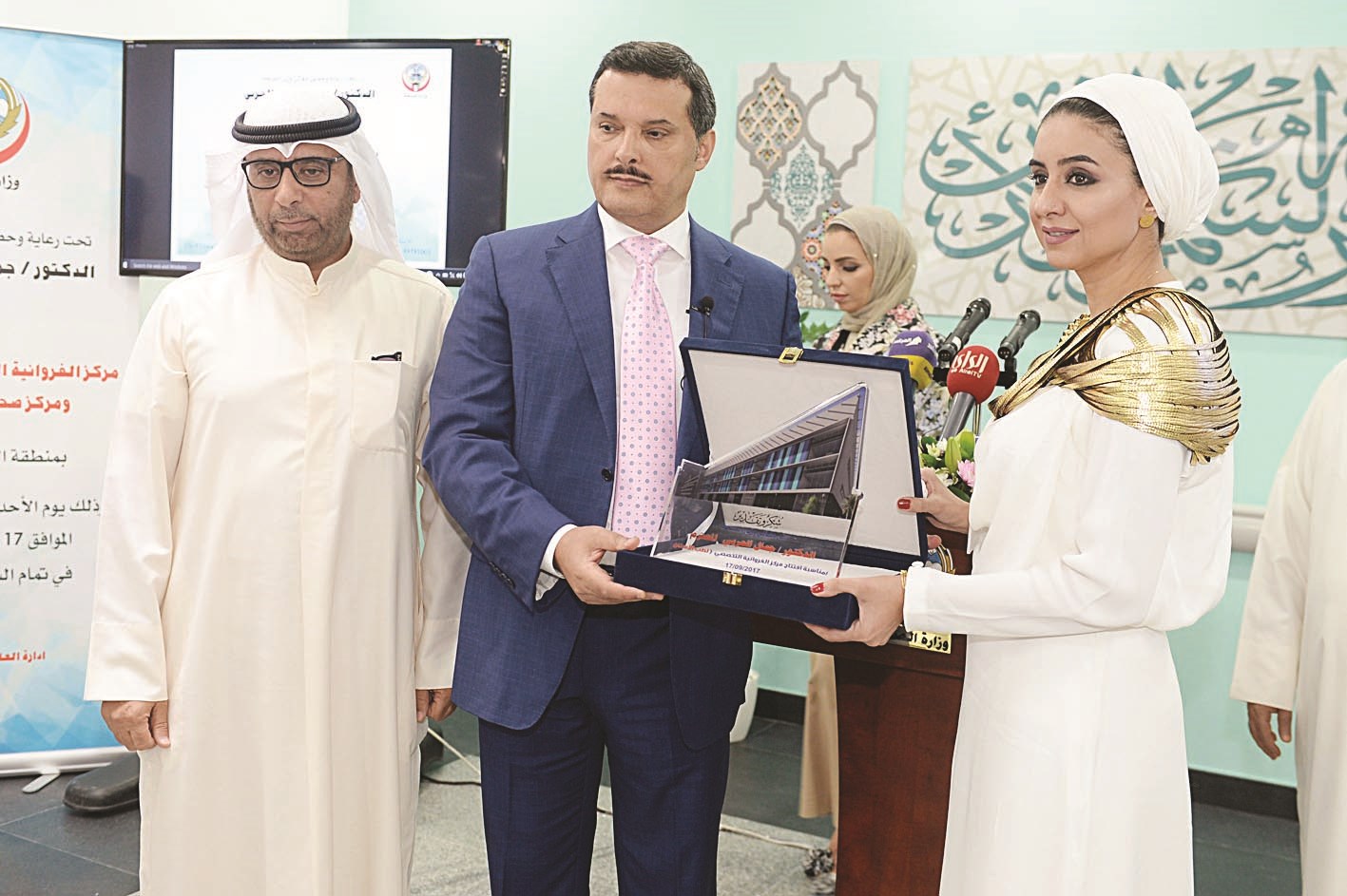 سهيلة جعفر تكرم الوزير الحربي