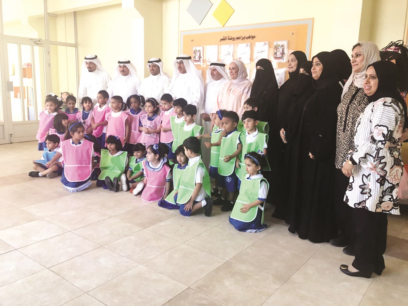 ... ومتوسطاً أسرة روضة القمر