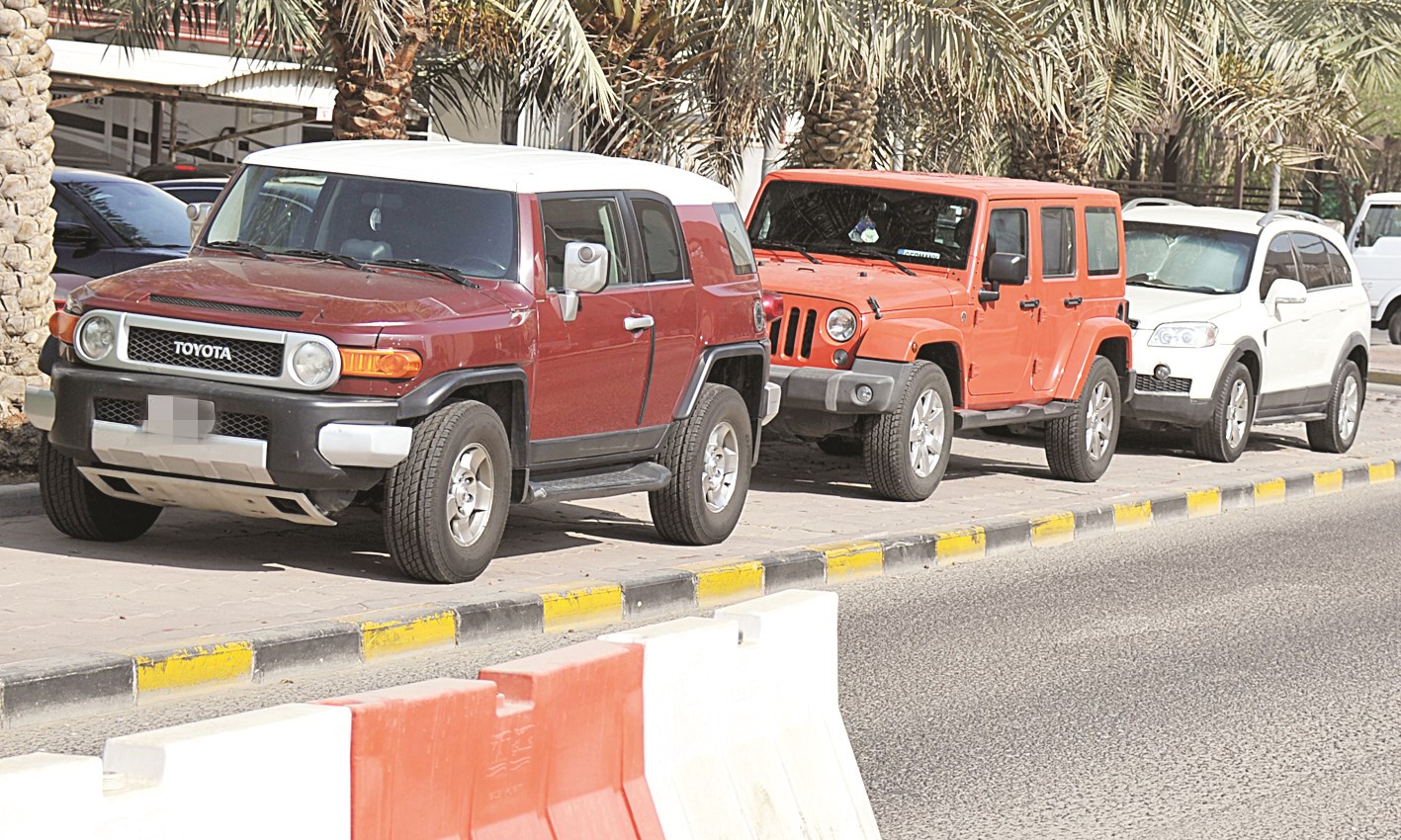 سيارات تعتلي الرصيف