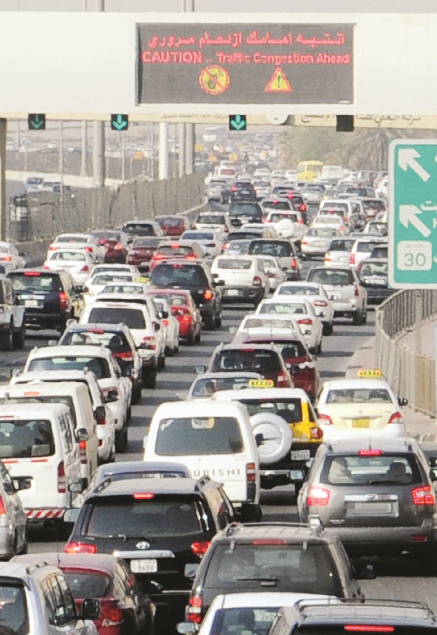 سيارات يختنق بها الطريق