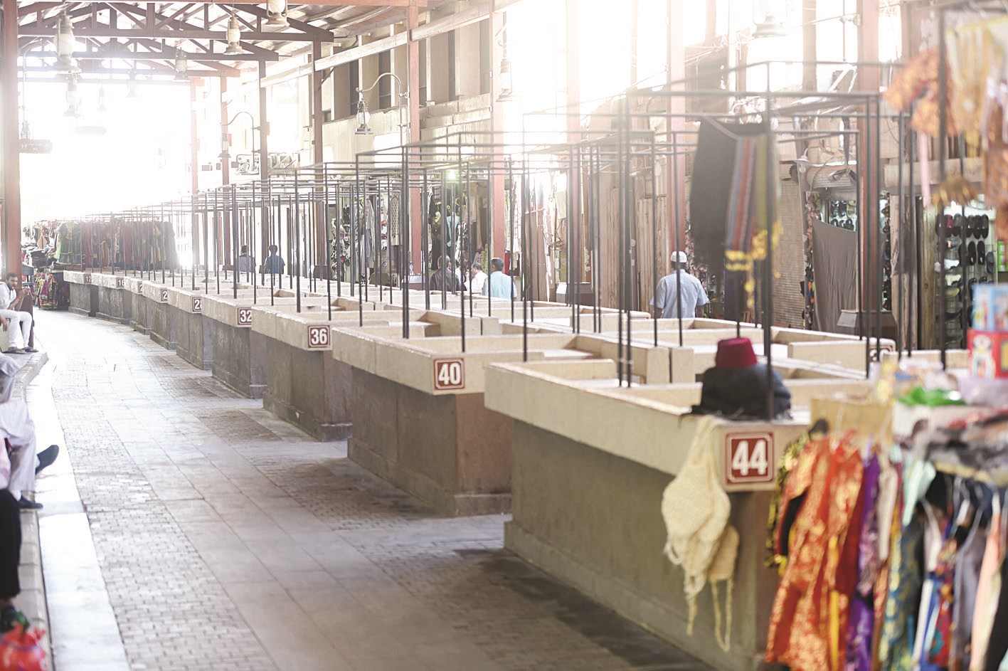 بسطات خالية من الحريم والبضائع (تصوير أسعد عبدالله)