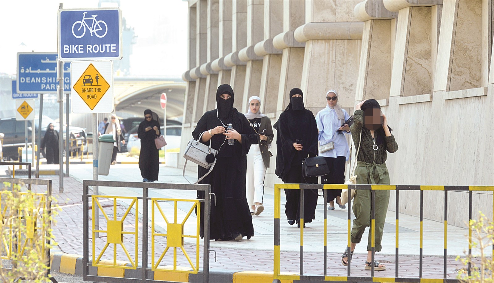 طالبات يقصدن كلياتهن