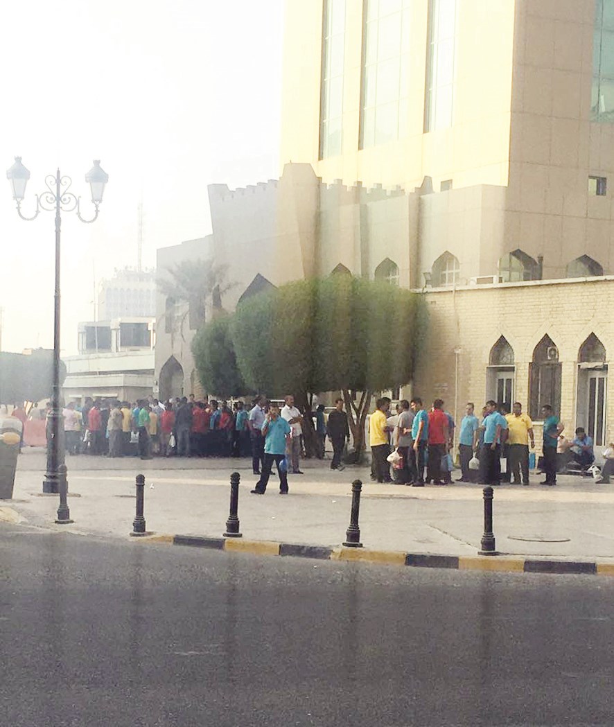 u0639u0645u0627u0644 u0645u0636u0631u0628u0648u0646 u0623u0645u0627u0645 u0645u0628u0646u0649 u0627u0644u0628u0644u062fu064au0629