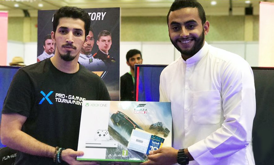 ... وتسليم الجائزة لفائز آخر