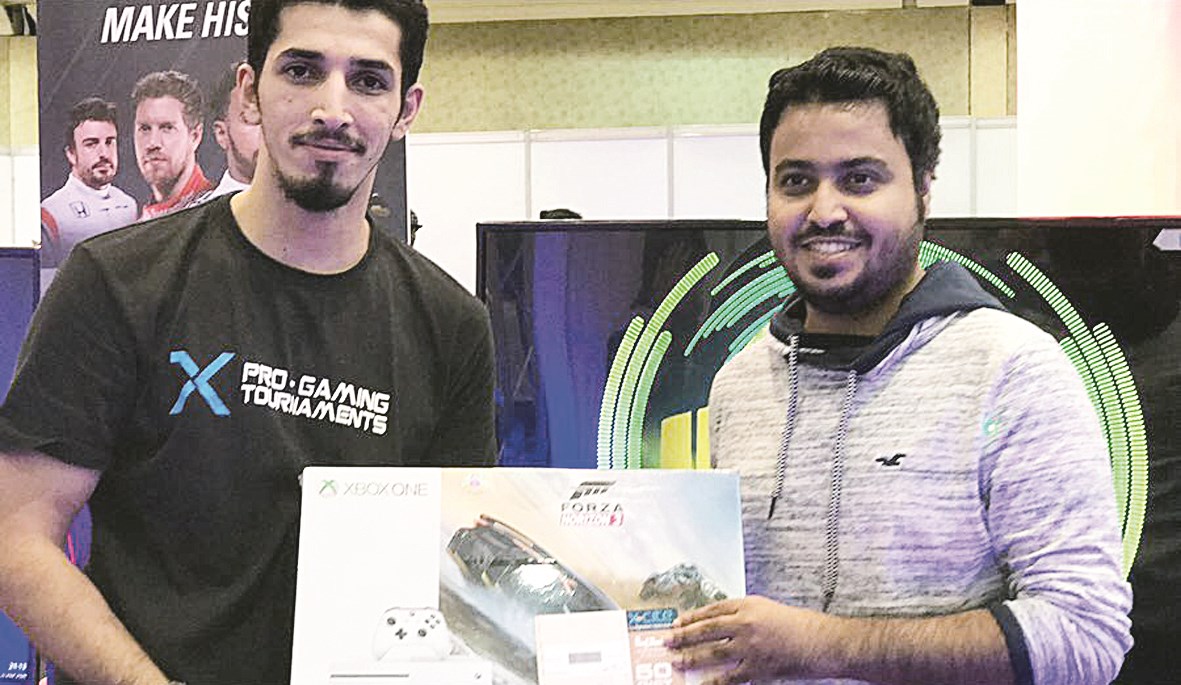 تكريم أحد الفائزين