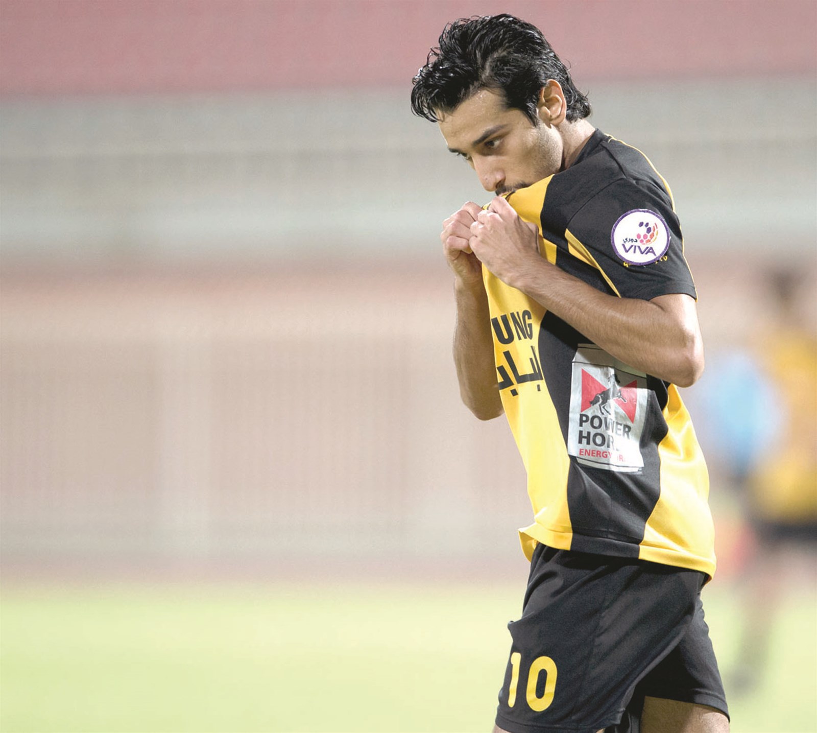 u0627u0644u062du0634u0651u0627u0646 u0637u0627u0628u0639u0627u064b u0642u0628u0644u0629 u0639u0644u0649 u0634u0639u0627u0631 u00abu0627u0644u062du0628 u0627u0644u0623u0648u0651u0644u00bb           (u0627u0644u0623u0632u0631u0642 u062fu0648u062a u0643u0648u0645)