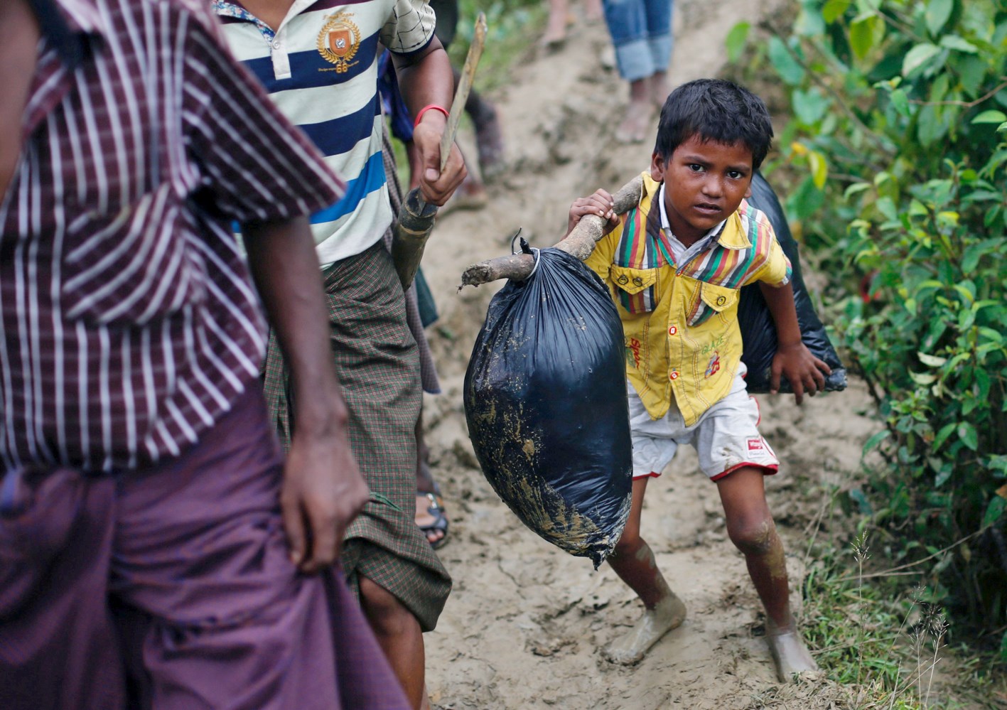 u0637u0641u0644 u0645u0646 u0627u0644u0631u0648u0647u064au0646u063au0627 u062du0627u0641u064d u064au062du0627u0648u0644 u062cu0627u0647u062fu0627u064b u062du0645u0644 u0643u064au0633u064au0646 u0641u064a u0631u062du0644u0629 u0627u0644u0646u0632u0648u062d u0625u0644u0649 u0628u0646u063au0644u0627u062fu064au0634      (u0631u0648u064au062au0631u0632)