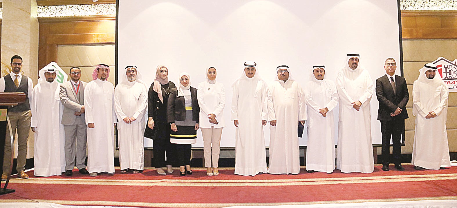 المنفوحي والقراشي مع المشاركين في المؤتمر (تصوير بسام زيدان)