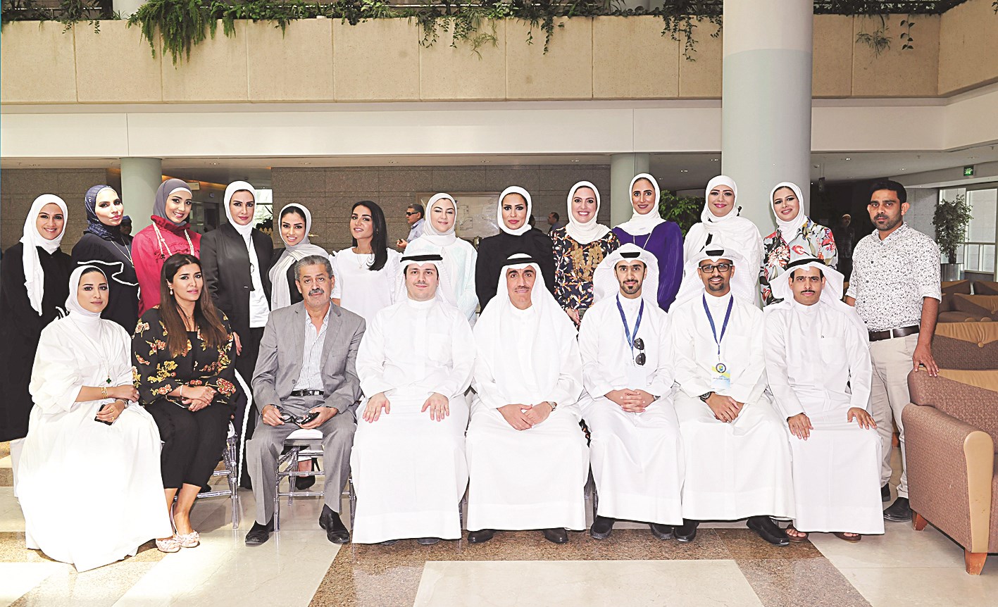 الأنصاري يتوسط قيادات وموظفي إدارة العلاقات العامة في الجامعة