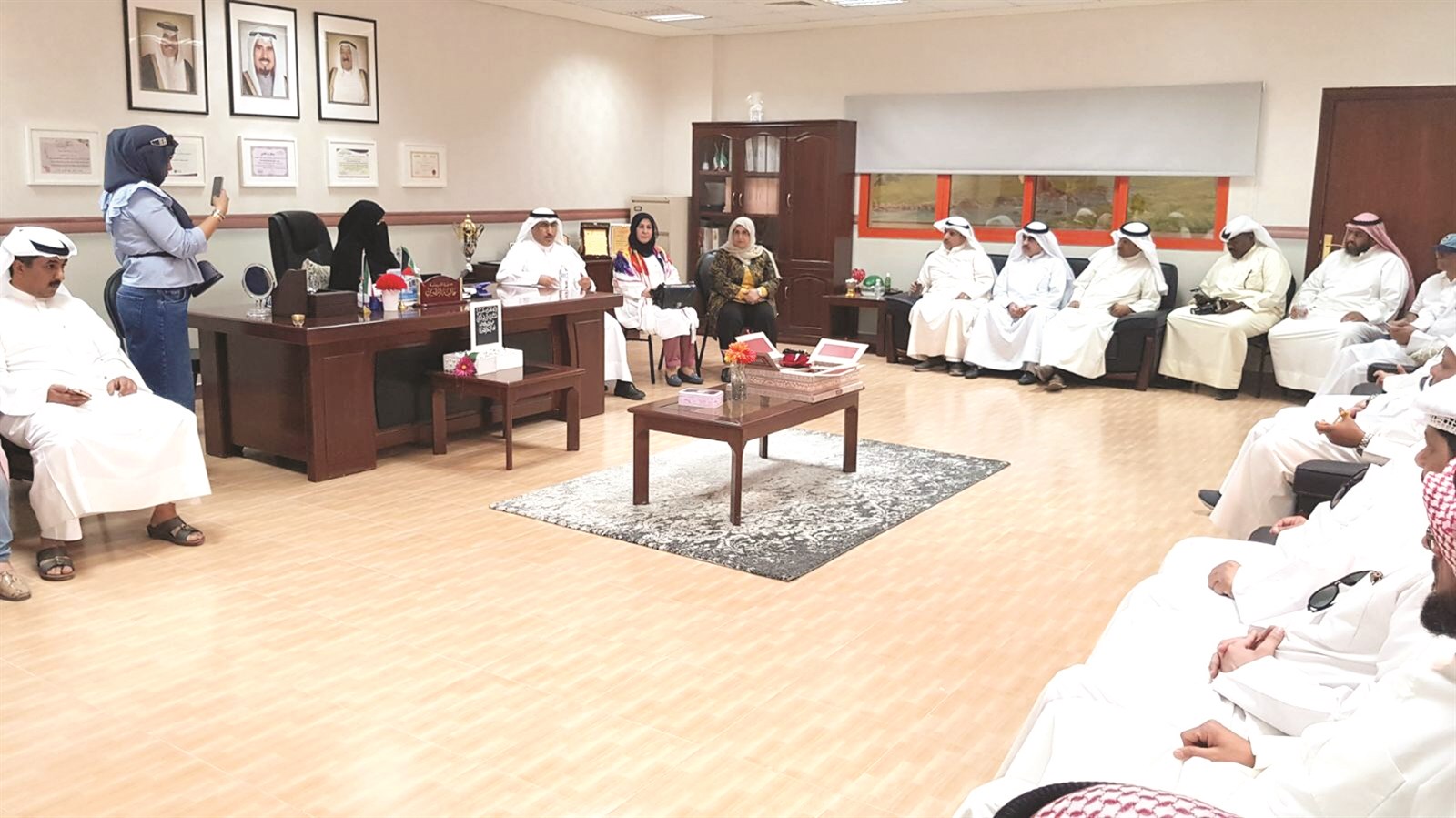 ...ومجتمعاً بقيادات الوزارة وأولياء أمور في إحدى مدارس منطقة جابر الأحمد