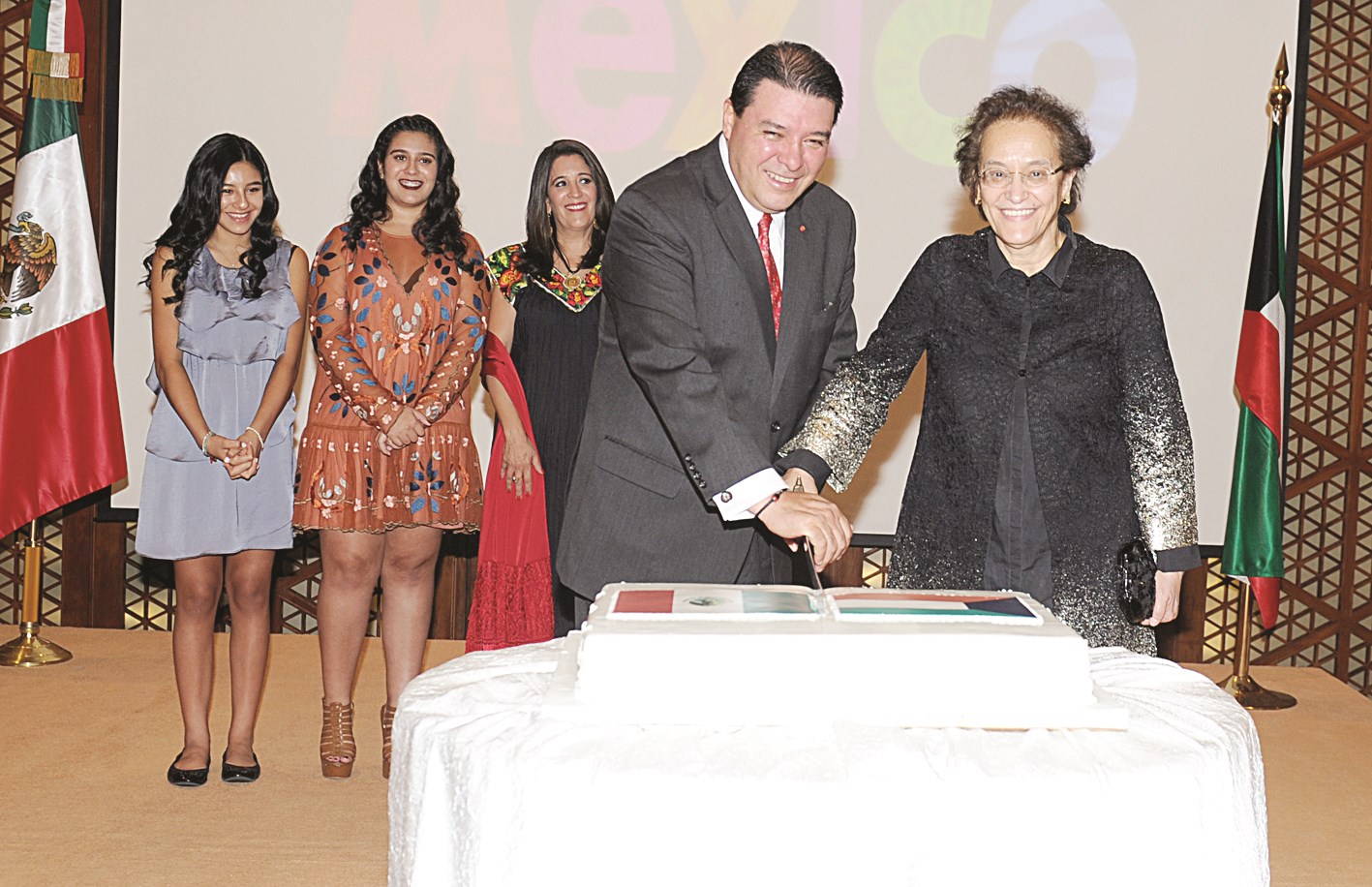 u0627u0644u062du0645u062f u062au0634u0627u0631u0643 u0627u0644u0633u0641u064au0631 u0625u064au0633u064au062fu0631u0648 u0642u0637u0639 u0642u0627u0644u0628 u0627u0644u062du0644u0648u0649 (u062au0635u0648u064au0631 u0643u0631u0645 u0630u064au0627u0628)