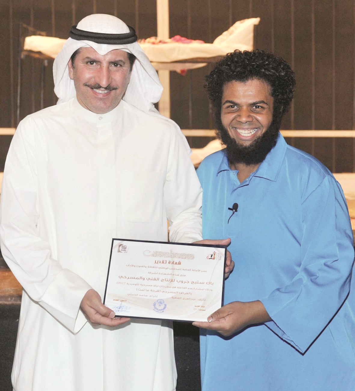 أحمد التتان مكرماً الحملي... بعد العرض المسرحي