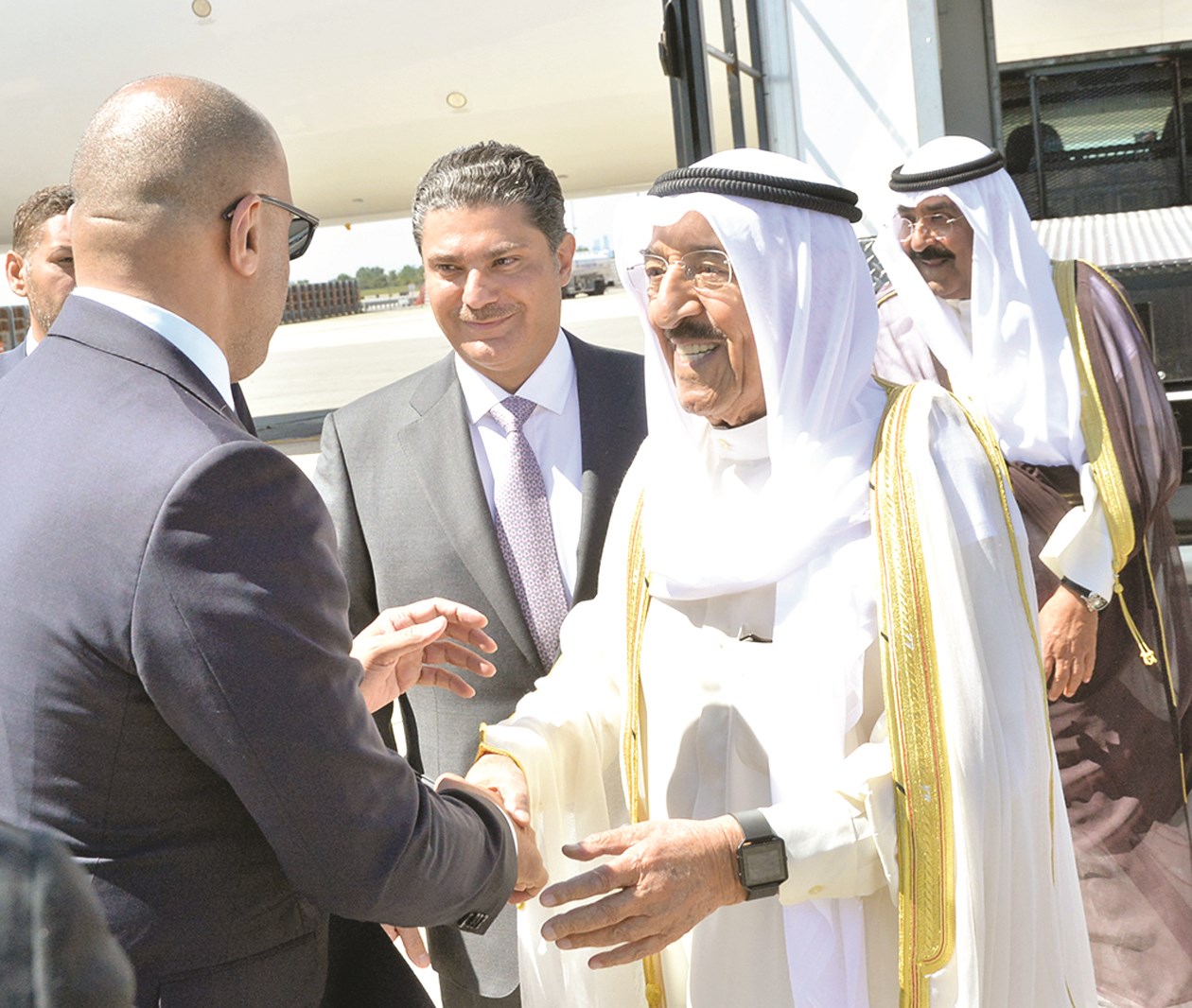 سمو الأمير لدى وصوله وفي استقباله أعضاء السفارة الكويتية والمندوبية في الأمم المتحدة