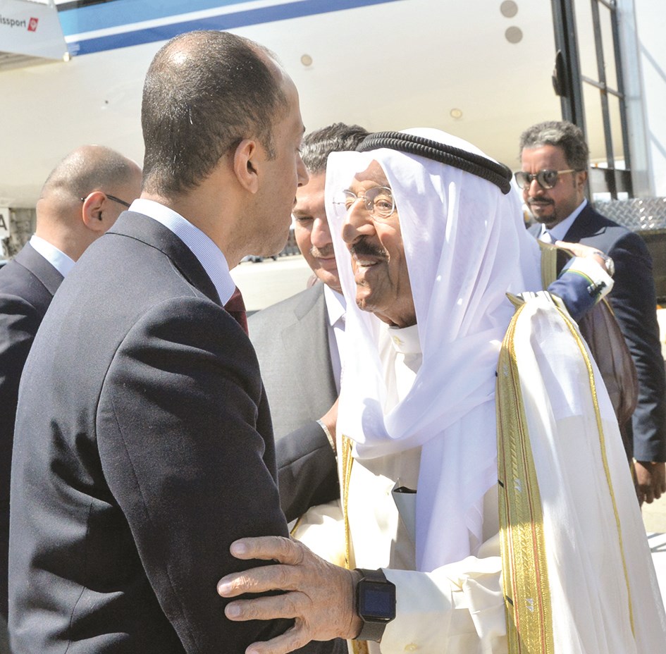 سموه يصافح أحد أعضاء السفارة