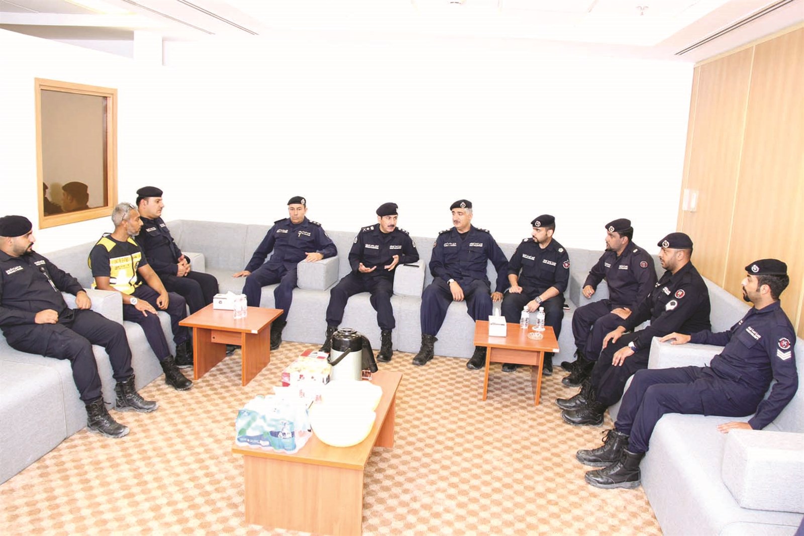 ... ومجتمعاً برجال إدارة العمليات المركزية