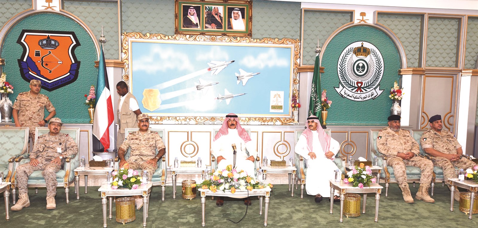وزير الدفاع متوسطاً السفير ثامر الجابر وقادة القوة الكويتية