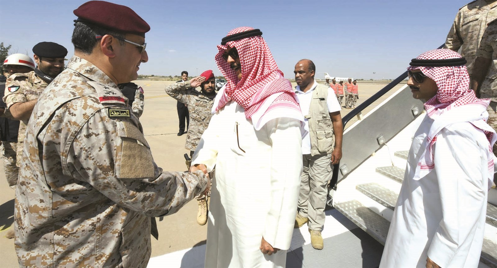 محمد الخالد لدى وصوله إلى السعودية لتفقد القوة المشاركة في عملية «إعادة الأمل»